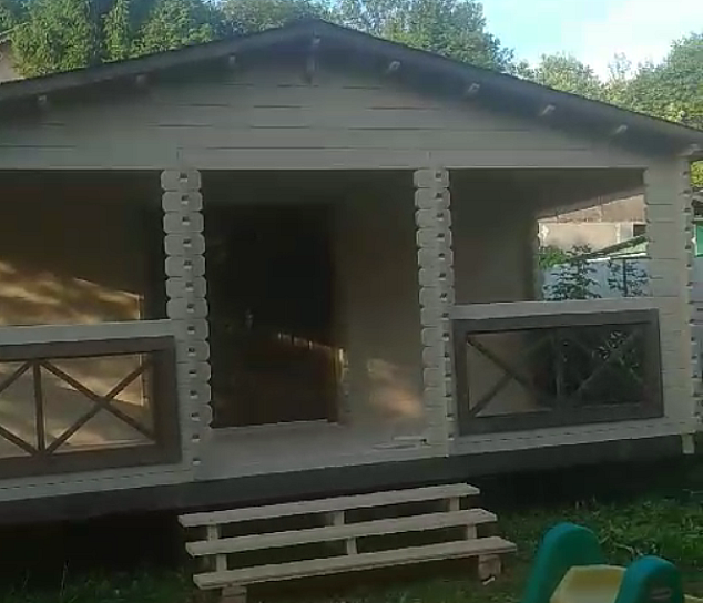 Просторный садовый дом с верандой
